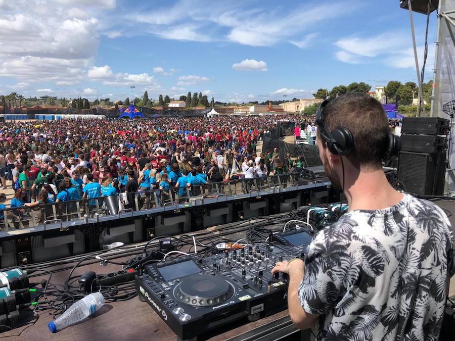 Los estudiantes han llenado el recinto del festival de paellas que se ha celebrado este viernes en Moncada con un amplio dispositivo de seguridad y transporte publico preparado para la ocasión. La puertas se han abierto a las 10 horas y una hora después empezaban los espectáculos musicales mientras se cocinaban 24.000 raciones de paella para los asistentes. Centenares de estudiantes han llegando al epicentro de la fiesta fundamentalmente en metro ya que Metrovalencia había preparado un dispositivo especial para cubrir un evento que hoy dobla el censo de la localidad de l'Horta.