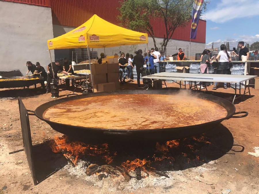 Los estudiantes han llenado el recinto del festival de paellas que se ha celebrado este viernes en Moncada con un amplio dispositivo de seguridad y transporte publico preparado para la ocasión. La puertas se han abierto a las 10 horas y una hora después empezaban los espectáculos musicales mientras se cocinaban 24.000 raciones de paella para los asistentes. Centenares de estudiantes han llegando al epicentro de la fiesta fundamentalmente en metro ya que Metrovalencia había preparado un dispositivo especial para cubrir un evento que hoy dobla el censo de la localidad de l'Horta.