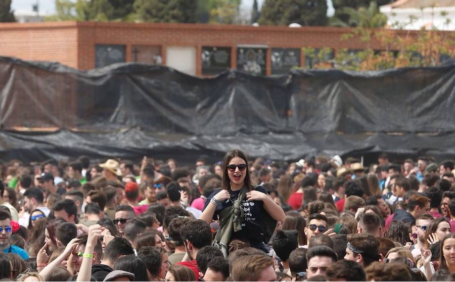 Los estudiantes han llenado el recinto del festival de paellas que se ha celebrado este viernes en Moncada con un amplio dispositivo de seguridad y transporte publico preparado para la ocasión. La puertas se han abierto a las 10 horas y una hora después empezaban los espectáculos musicales mientras se cocinaban 24.000 raciones de paella para los asistentes. Centenares de estudiantes han llegando al epicentro de la fiesta fundamentalmente en metro ya que Metrovalencia había preparado un dispositivo especial para cubrir un evento que hoy dobla el censo de la localidad de l'Horta.