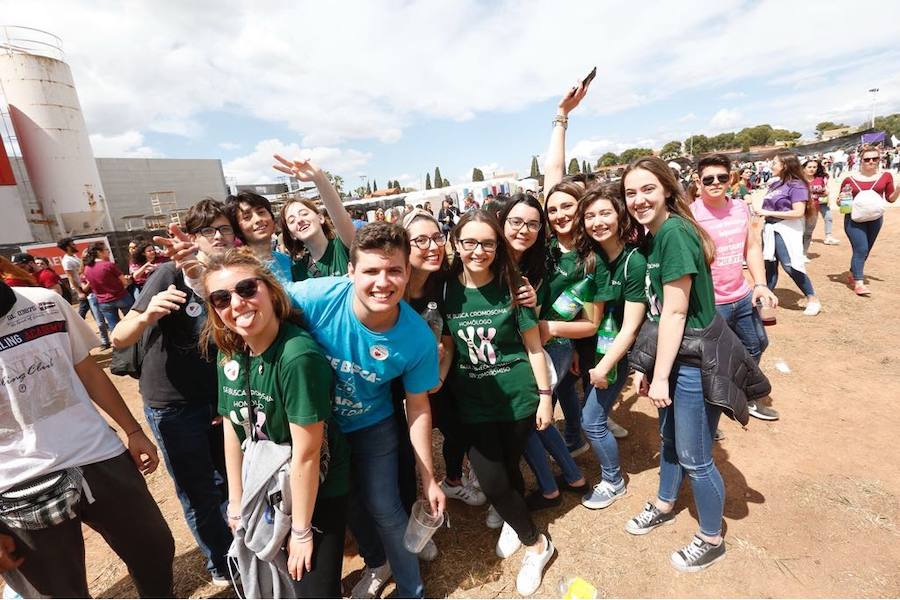 Los estudiantes han llenado el recinto del festival de paellas que se ha celebrado este viernes en Moncada con un amplio dispositivo de seguridad y transporte publico preparado para la ocasión. La puertas se han abierto a las 10 horas y una hora después empezaban los espectáculos musicales mientras se cocinaban 24.000 raciones de paella para los asistentes. Centenares de estudiantes han llegando al epicentro de la fiesta fundamentalmente en metro ya que Metrovalencia había preparado un dispositivo especial para cubrir un evento que hoy dobla el censo de la localidad de l'Horta.