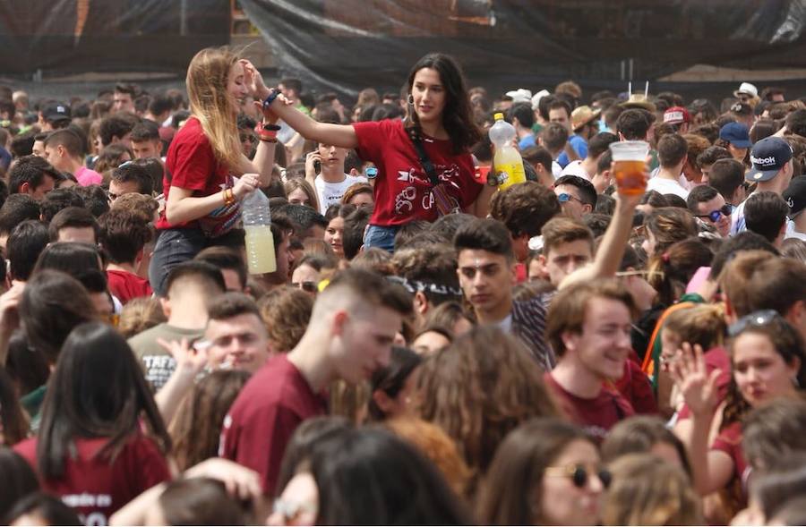 Los estudiantes han llenado el recinto del festival de paellas que se ha celebrado este viernes en Moncada con un amplio dispositivo de seguridad y transporte publico preparado para la ocasión. La puertas se han abierto a las 10 horas y una hora después empezaban los espectáculos musicales mientras se cocinaban 24.000 raciones de paella para los asistentes. Centenares de estudiantes han llegando al epicentro de la fiesta fundamentalmente en metro ya que Metrovalencia había preparado un dispositivo especial para cubrir un evento que hoy dobla el censo de la localidad de l'Horta.