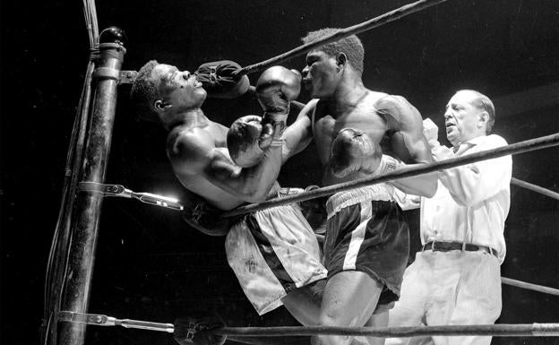 K.O. Emile Griffith golpea brutalmente a Benny Paret, que le había llamado marica y que moriría días después. 