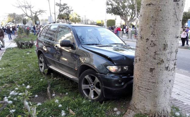 Le presta su coche a una amiga ebria y sin carnet y provoca un accidente con dos heridos