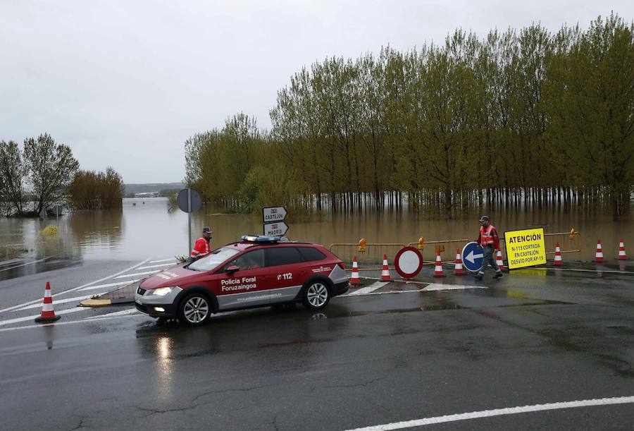 El Ebro ha provocado grandes problemas en municipios de la ribera de Navarra y Aragón. El río se ha desbordado en varios puntos anegados zonas declaradas de 'acción urgente'. Los niveles registrado han sido muy similares a los de 2015 e incluso en la capital aragonesa se han llevado a cabo cortes de tráfico dados los primeros desbordamientos del Ebro. La ministra de Agricultura, Isabel García Tejerina, ha visitado las zonas más afectadas sobre las que se rebaja la angustia en los próximos días pero que puede volver ante la previsión de lluvias de cara al fin de semana siguiente.