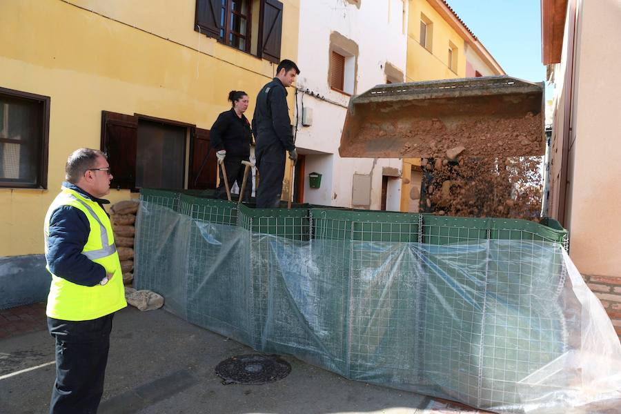 El Ebro ha provocado grandes problemas en municipios de la ribera de Navarra y Aragón. El río se ha desbordado en varios puntos anegados zonas declaradas de 'acción urgente'. Los niveles registrado han sido muy similares a los de 2015 e incluso en la capital aragonesa se han llevado a cabo cortes de tráfico dados los primeros desbordamientos del Ebro. La ministra de Agricultura, Isabel García Tejerina, ha visitado las zonas más afectadas sobre las que se rebaja la angustia en los próximos días pero que puede volver ante la previsión de lluvias de cara al fin de semana siguiente.