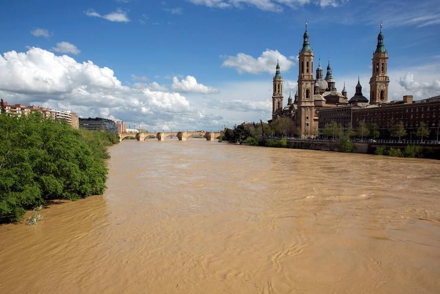 El Ebro ha provocado grandes problemas en municipios de la ribera de Navarra y Aragón. El río se ha desbordado en varios puntos anegados zonas declaradas de 'acción urgente'. Los niveles registrado han sido muy similares a los de 2015 e incluso en la capital aragonesa se han llevado a cabo cortes de tráfico dados los primeros desbordamientos del Ebro. La ministra de Agricultura, Isabel García Tejerina, ha visitado las zonas más afectadas sobre las que se rebaja la angustia en los próximos días pero que puede volver ante la previsión de lluvias de cara al fin de semana siguiente.