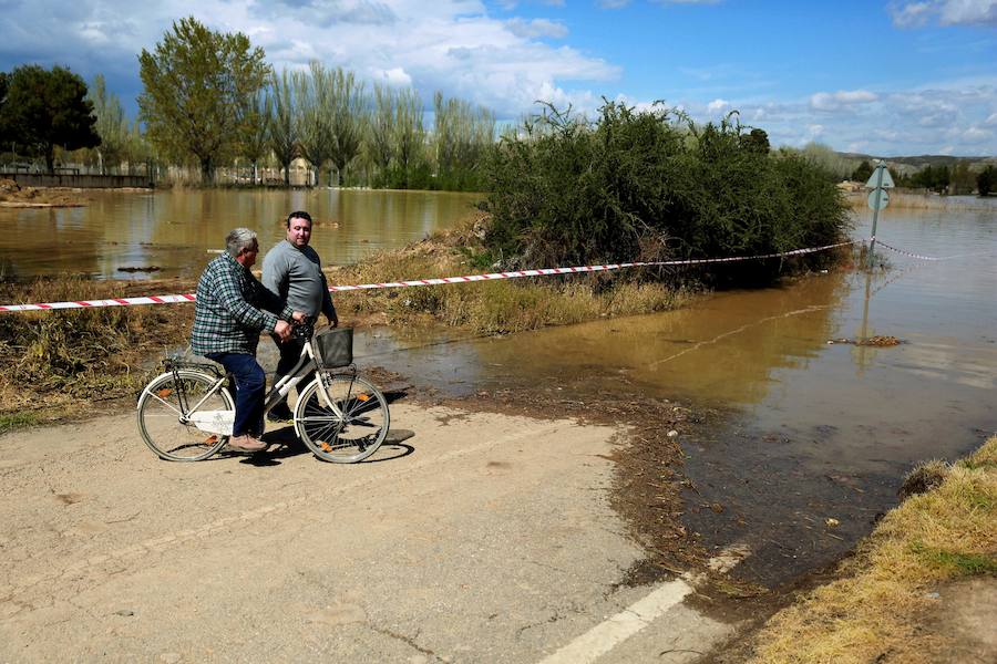 El Ebro ha provocado grandes problemas en municipios de la ribera de Navarra y Aragón. El río se ha desbordado en varios puntos anegados zonas declaradas de 'acción urgente'. Los niveles registrado han sido muy similares a los de 2015 e incluso en la capital aragonesa se han llevado a cabo cortes de tráfico dados los primeros desbordamientos del Ebro. La ministra de Agricultura, Isabel García Tejerina, ha visitado las zonas más afectadas sobre las que se rebaja la angustia en los próximos días pero que puede volver ante la previsión de lluvias de cara al fin de semana siguiente.