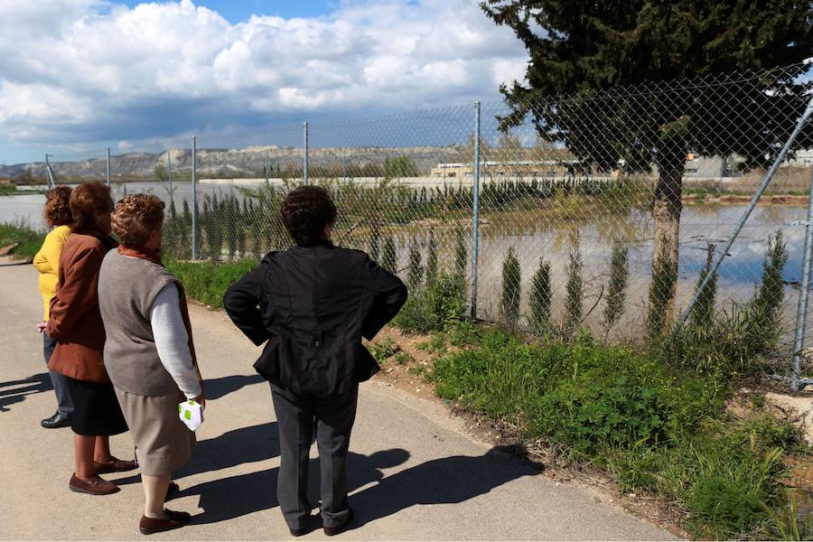 El Ebro ha provocado grandes problemas en municipios de la ribera de Navarra y Aragón. El río se ha desbordado en varios puntos anegados zonas declaradas de 'acción urgente'. Los niveles registrado han sido muy similares a los de 2015 e incluso en la capital aragonesa se han llevado a cabo cortes de tráfico dados los primeros desbordamientos del Ebro. La ministra de Agricultura, Isabel García Tejerina, ha visitado las zonas más afectadas sobre las que se rebaja la angustia en los próximos días pero que puede volver ante la previsión de lluvias de cara al fin de semana siguiente.