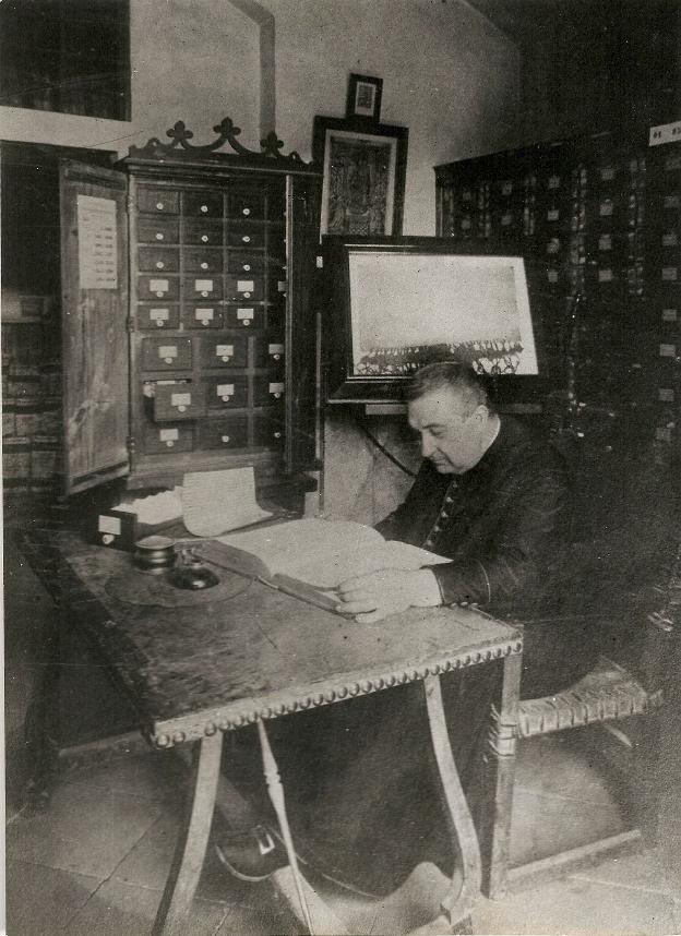 Roque Chabás, en su mesa de trabajo del Archivo catedralicio, rodeado de las fichas que tomó a lo largo de su vida. 