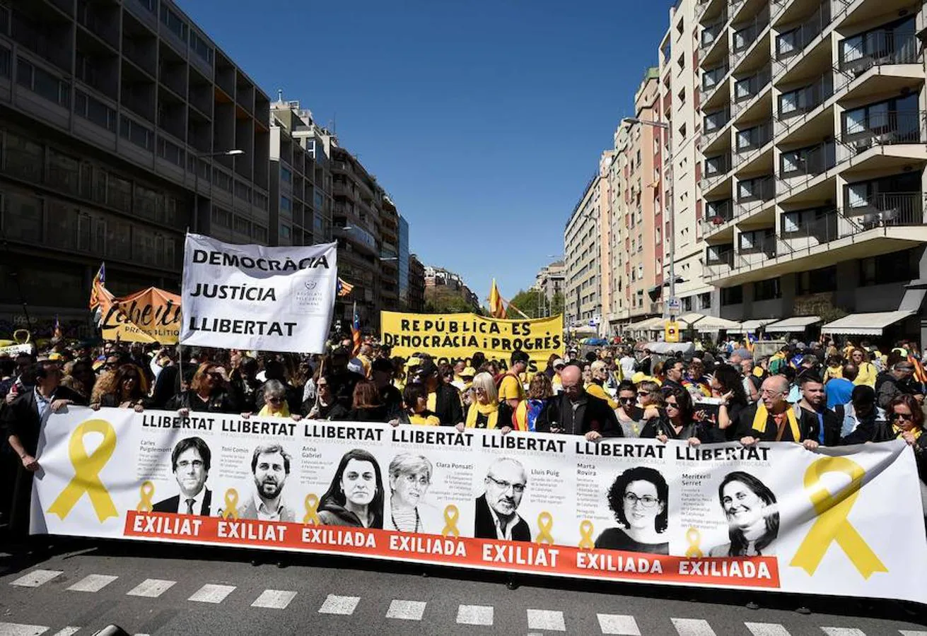 Miles de personas se manifiestan en Barcelona por los presos soberanistas.