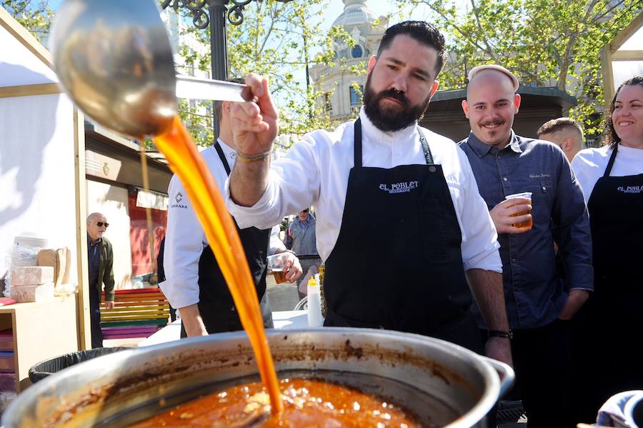 La Plaza del Ayuntamiento de Valencia se ha llenado de fogones durante este domingo en la tercera celebración del Tastarròs, una jornada gastronómica y festiva en torno al arroz que el año pasado congregó a 15.000 visitantes. Hasta un total de 22 prestigiosos restaurantes, presentes en esta iniciativa organizada por la D.O. Arroz de Valencia.