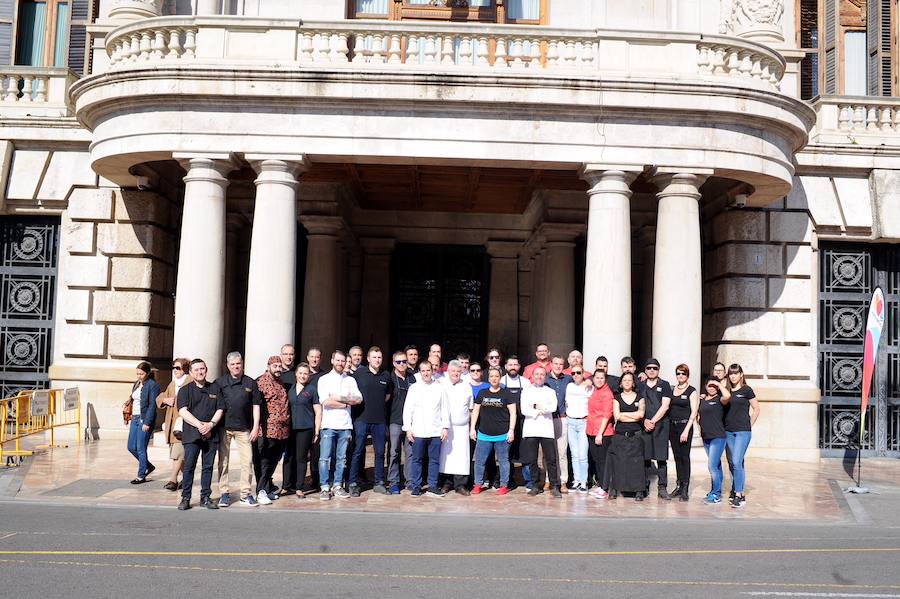 La Plaza del Ayuntamiento de Valencia se ha llenado de fogones durante este domingo en la tercera celebración del Tastarròs, una jornada gastronómica y festiva en torno al arroz que el año pasado congregó a 15.000 visitantes. Hasta un total de 22 prestigiosos restaurantes, presentes en esta iniciativa organizada por la D.O. Arroz de Valencia.