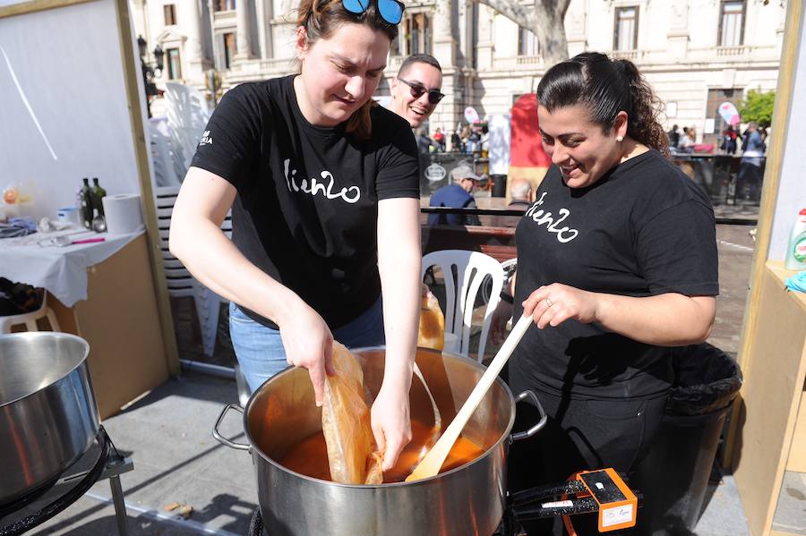 La Plaza del Ayuntamiento de Valencia se ha llenado de fogones durante este domingo en la tercera celebración del Tastarròs, una jornada gastronómica y festiva en torno al arroz que el año pasado congregó a 15.000 visitantes. Hasta un total de 22 prestigiosos restaurantes, presentes en esta iniciativa organizada por la D.O. Arroz de Valencia.