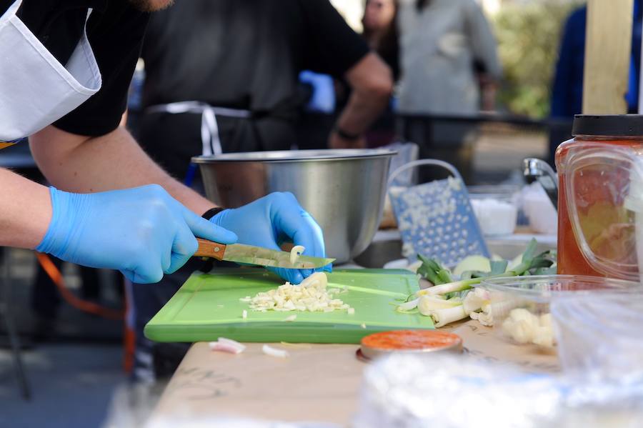 La Plaza del Ayuntamiento de Valencia se ha llenado de fogones durante este domingo en la tercera celebración del Tastarròs, una jornada gastronómica y festiva en torno al arroz que el año pasado congregó a 15.000 visitantes. Hasta un total de 22 prestigiosos restaurantes, presentes en esta iniciativa organizada por la D.O. Arroz de Valencia.