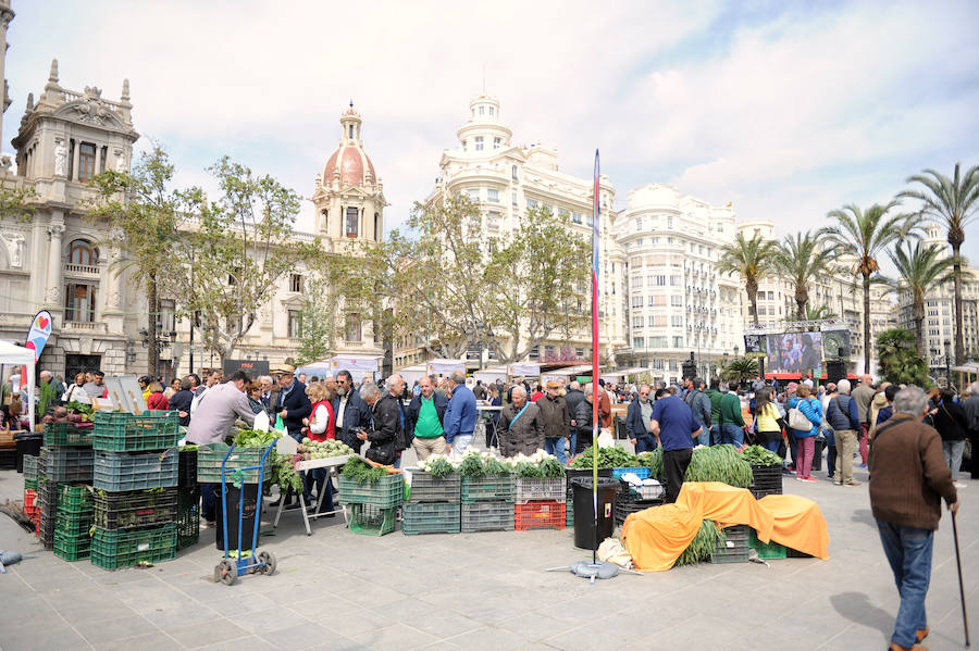 La Plaza del Ayuntamiento de Valencia se ha llenado de fogones durante este domingo en la tercera celebración del Tastarròs, una jornada gastronómica y festiva en torno al arroz que el año pasado congregó a 15.000 visitantes. Hasta un total de 22 prestigiosos restaurantes, presentes en esta iniciativa organizada por la D.O. Arroz de Valencia.