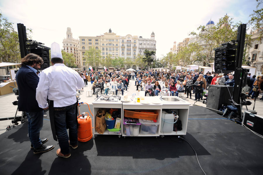 La Plaza del Ayuntamiento de Valencia se ha llenado de fogones durante este domingo en la tercera celebración del Tastarròs, una jornada gastronómica y festiva en torno al arroz que el año pasado congregó a 15.000 visitantes. Hasta un total de 22 prestigiosos restaurantes, presentes en esta iniciativa organizada por la D.O. Arroz de Valencia.