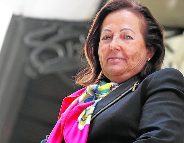 María José admite que es ella quien le elige la ropa. «SI no serías un pequeño desastre», confiesa a su m arido entre risas.