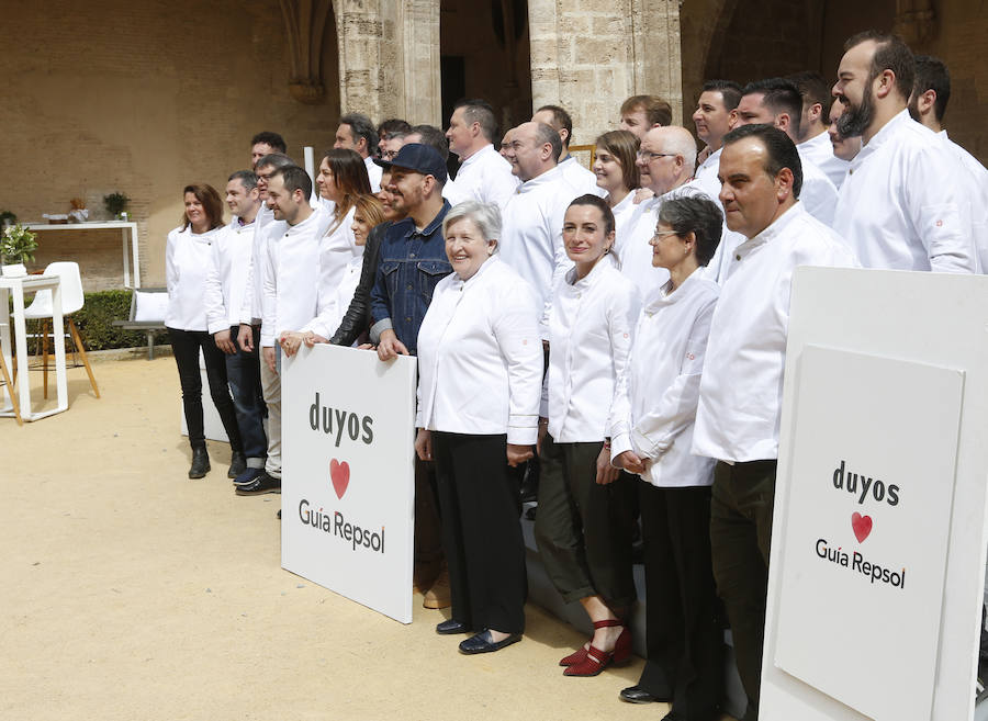 Fotos: Chefs valencianos con soles Respol reciben la chaquetilla ignífuga y antimanchas