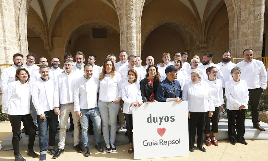 Fotos: Chefs valencianos con soles Respol reciben la chaquetilla ignífuga y antimanchas