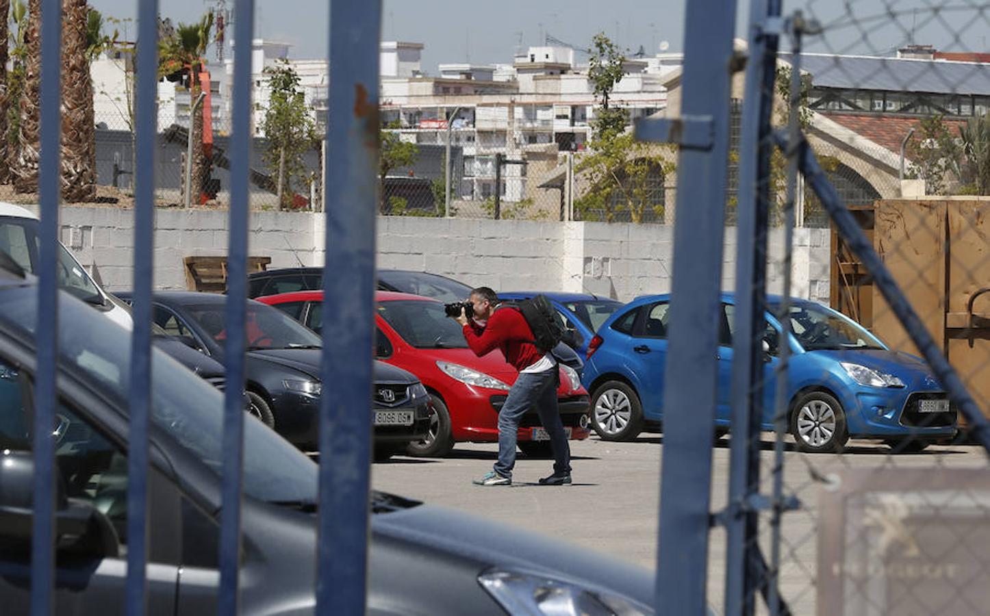 Técnicos del Ayuntamiento de Valencia se han personado este martes en las instalaciones de un concesionario situado junto al paso elevado de Giorgeta para precintar la parte afectada por las obras del Parque Central. Fuentes de la concejalía de Desarrollo Urbano han confirmado que se dejará un acceso que facilite el vaciado de vehículos.