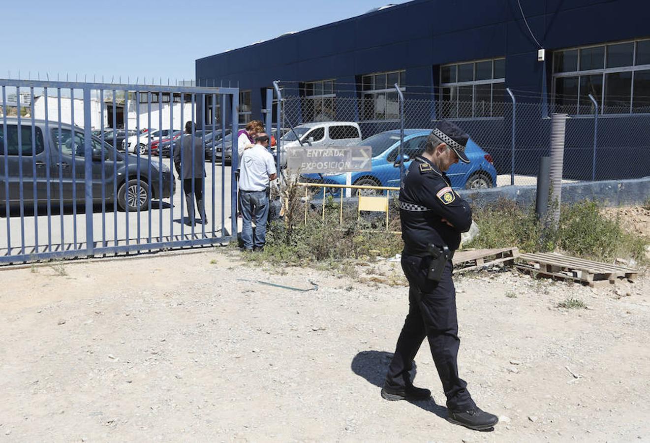 Técnicos del Ayuntamiento de Valencia se han personado este martes en las instalaciones de un concesionario situado junto al paso elevado de Giorgeta para precintar la parte afectada por las obras del Parque Central. Fuentes de la concejalía de Desarrollo Urbano han confirmado que se dejará un acceso que facilite el vaciado de vehículos.