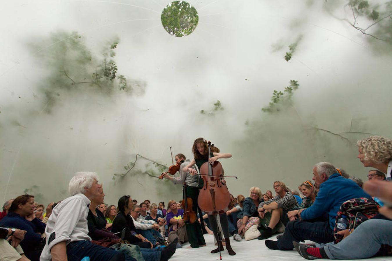 El público se aísla del exterior en estas obras elaboradas con materiales ecológicos.