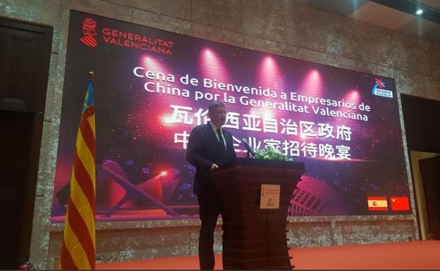 Ximo Puig ofrece un discurso durante su viaje a China.