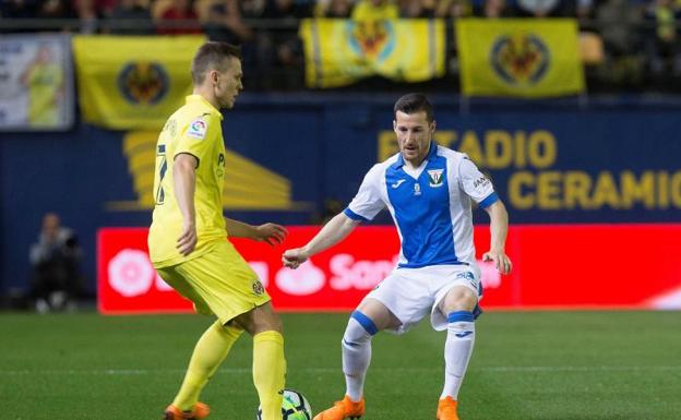 Cheryshev (i) frente a Tito. 