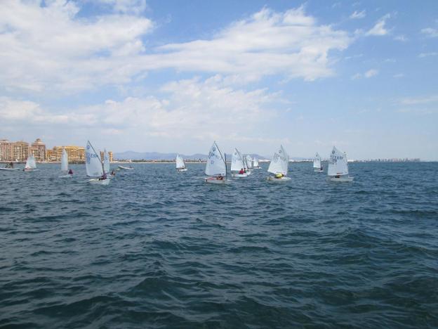 Una actividad del Club Náutico en Port Saplaya. 