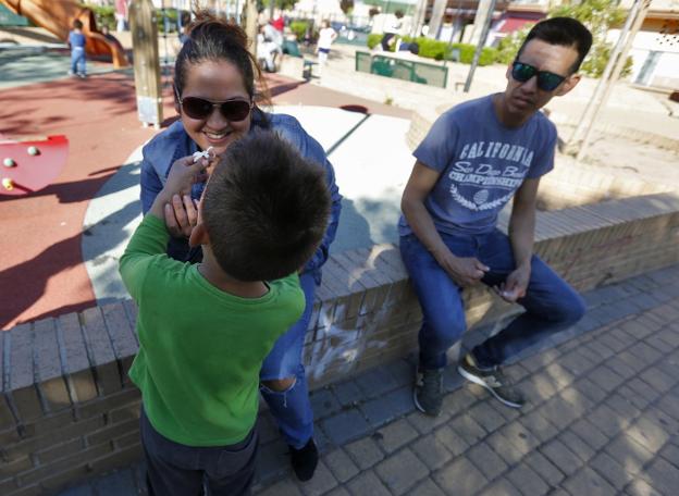 Vanessa, con su hijo y su pareja, en un parque valenciano. 