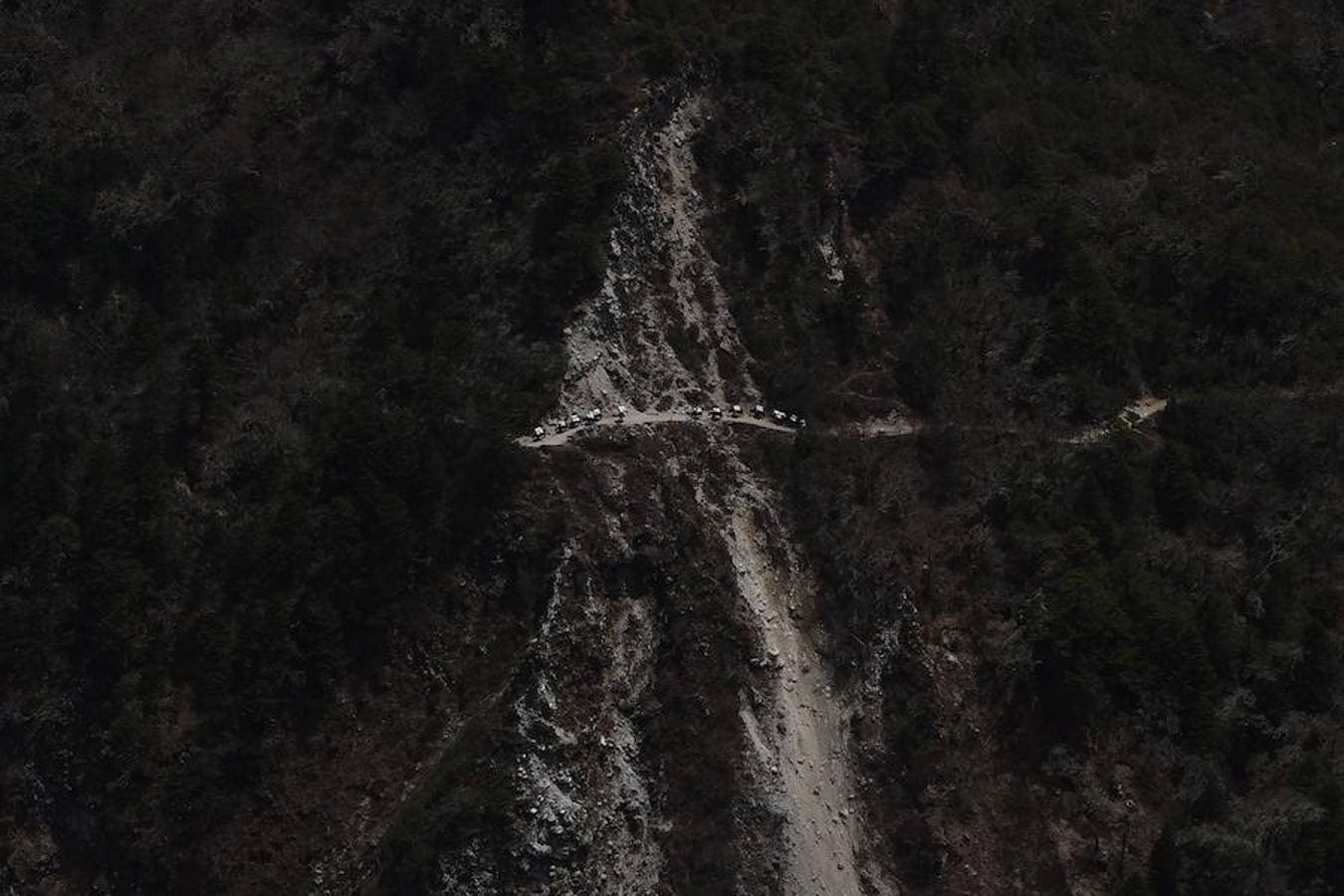 Comienza la temporada de escalada en el Himalaya. La ruta de subida a la cumbre acoge una gran cantidad de turistas que intenta ascender algún tramo del pico más alto del planeta. La imagen que más se repite estos días son grupos de excursionistas pasando por la aldea de Phortse a Pheriche en dirección al Everest.