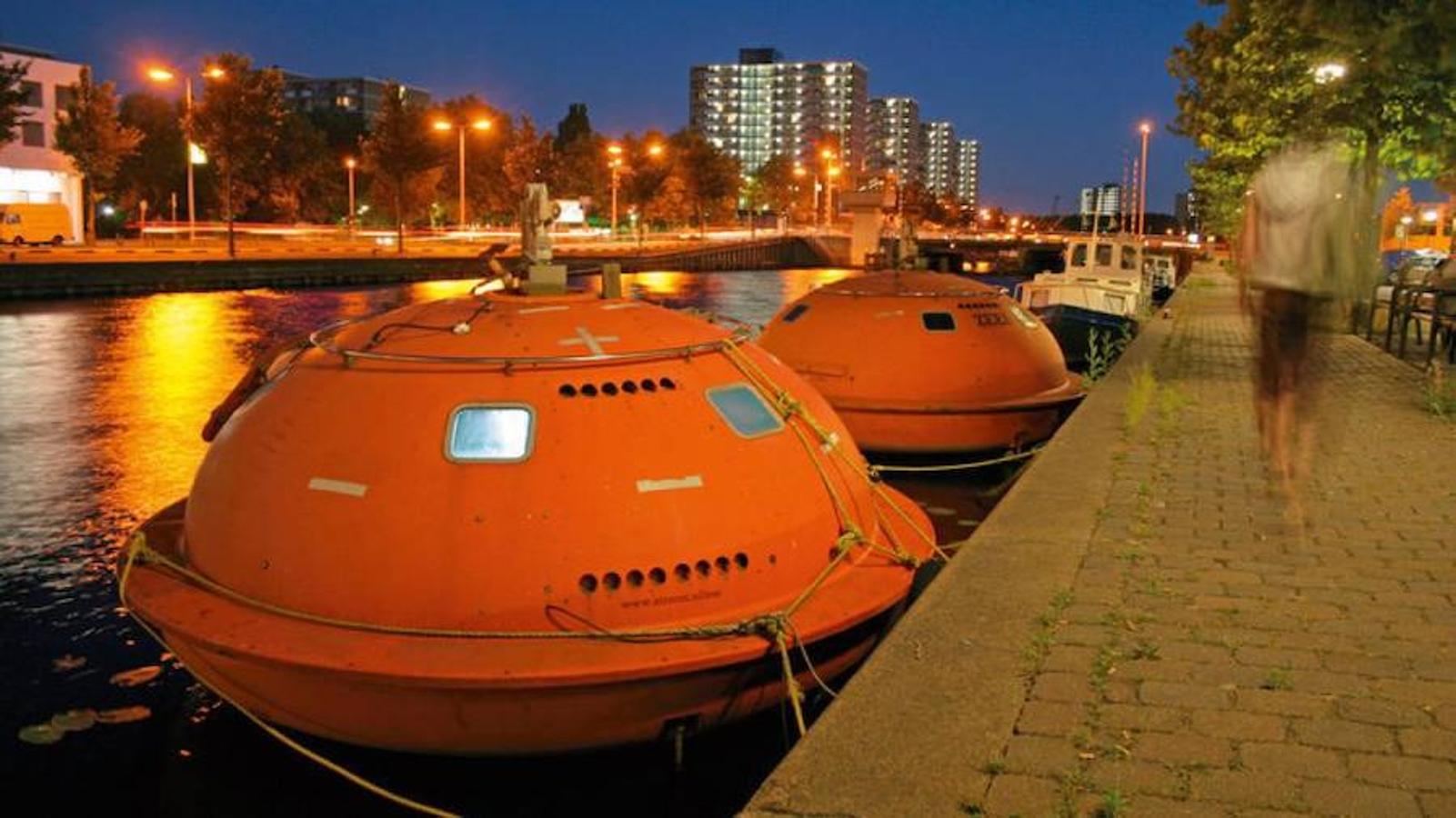 Capsule Hotel. Ubicado en la Haya (Países Bajos), este extraño hotel cuenta con habitaciones de apenas 4 metros de diámetro, con espacio para 3 personas donde anecdóticamente...¡No hay camas!