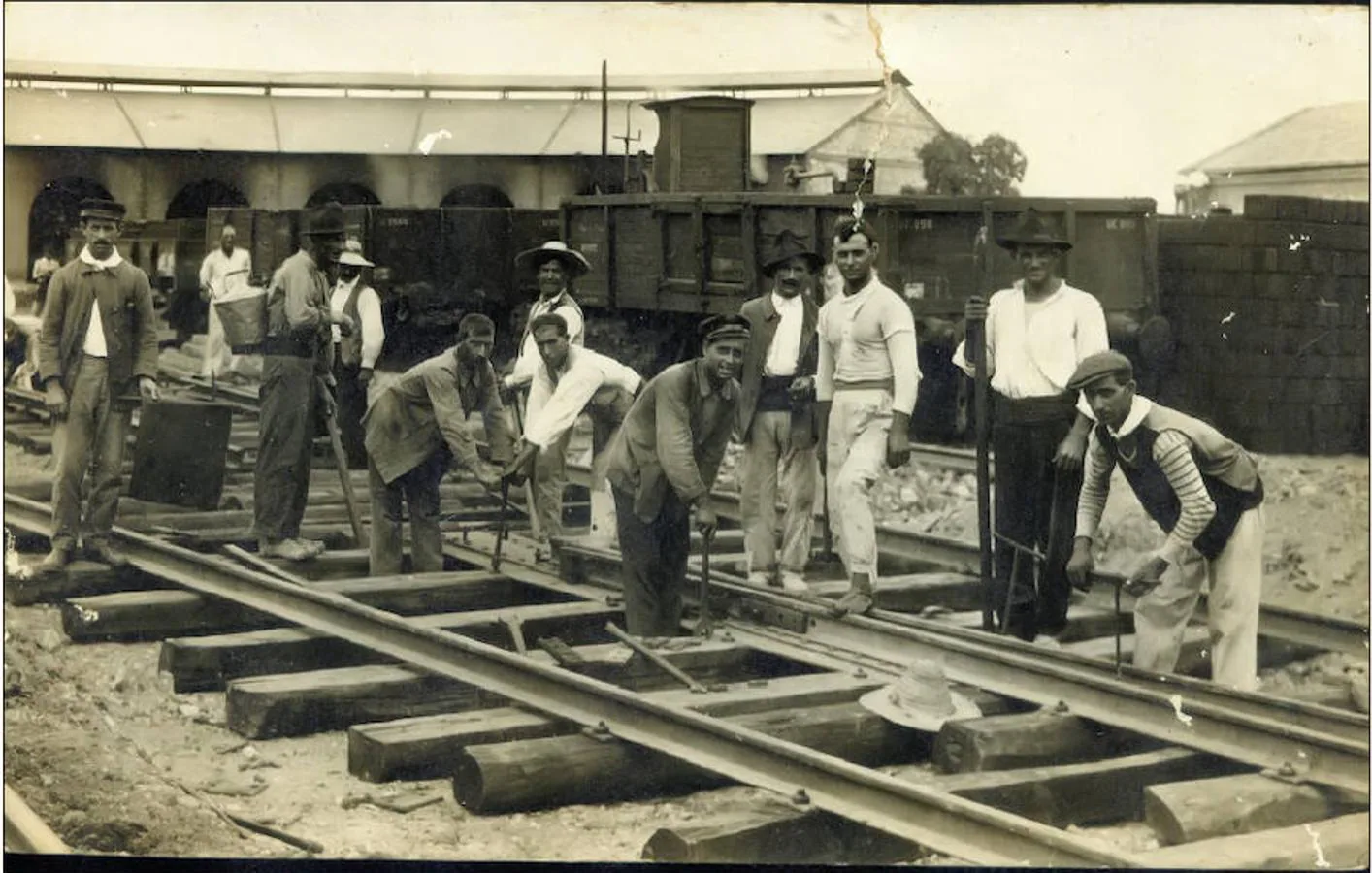 Operarios de la Compañía de Ferrocarriles del Norte tendiendo vías delante de la rotonda de locomotoras 
