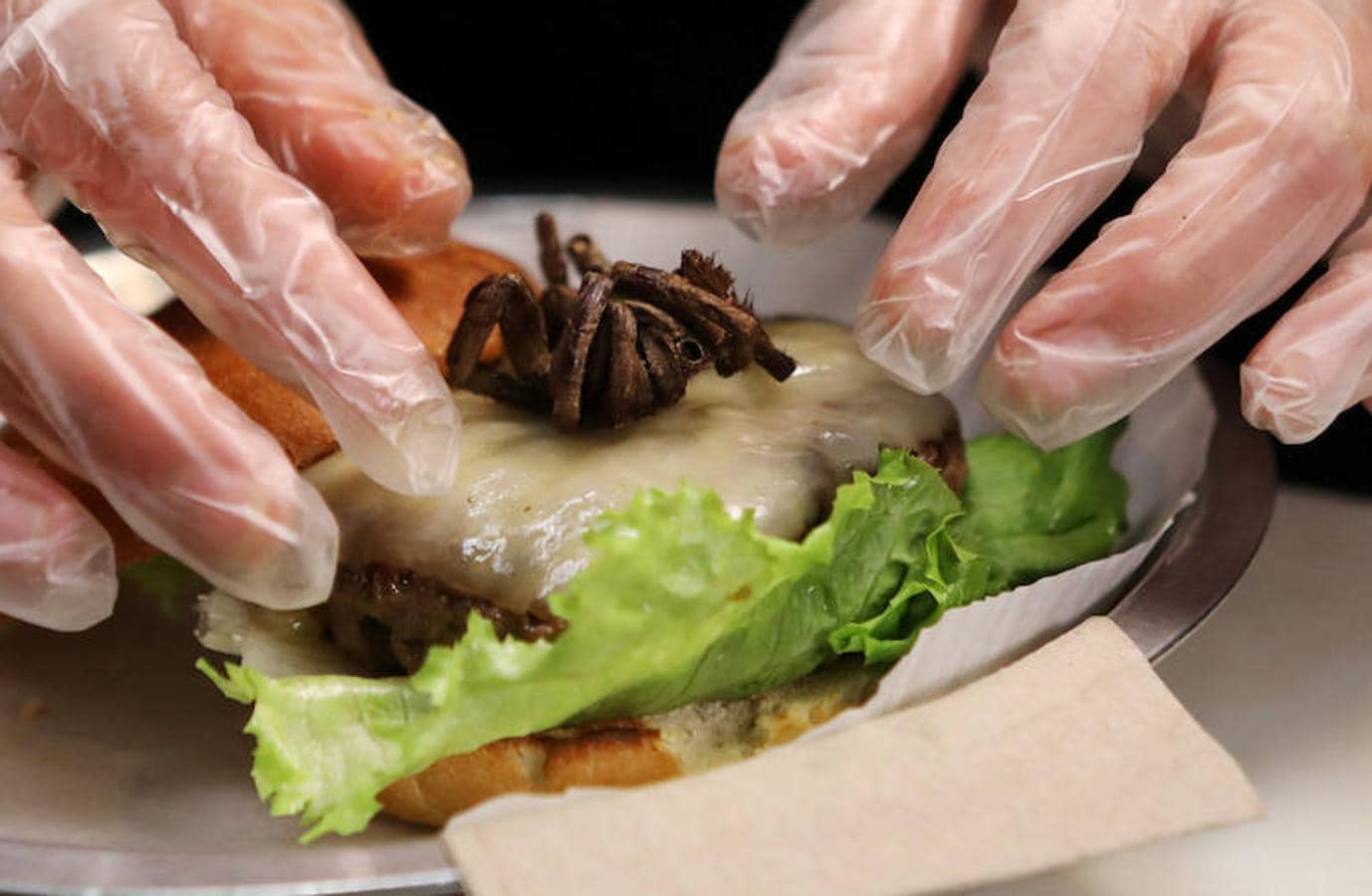 En este caso, para los comensales más aventureros, las hamburguesas con tarántulas se sirven en un restaurante de Durham, Carolina del Norte, como parte de su mes de 'carne exótica'. 