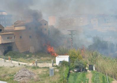 Imagen secundaria 1 - Un incendio quema una zona de matorral en Chiva