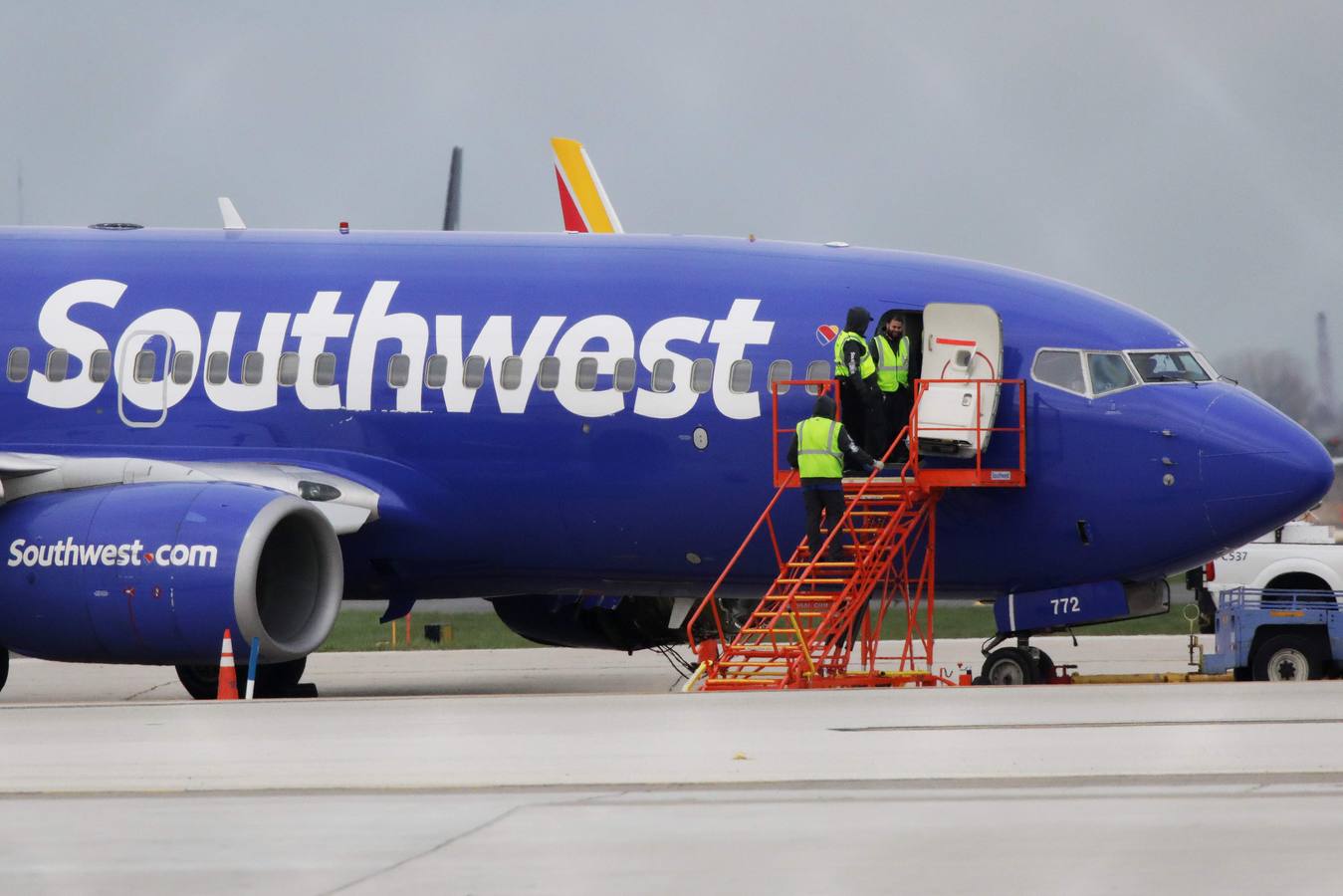 Una pasajera de 43 años murió este martes, 17 de abril, al explotar en pleno vuelo un motor del avión Boeing 737-700 de la compañía Southwest, que tuvo que hacer un aterrizaje de emergencia en Filadelfia mientras iba de Nueva York a Dallas. Los pasajeros evitaron que el cuerpo de la víctima fuera succionado por el hueco que dejó una ventanilla.