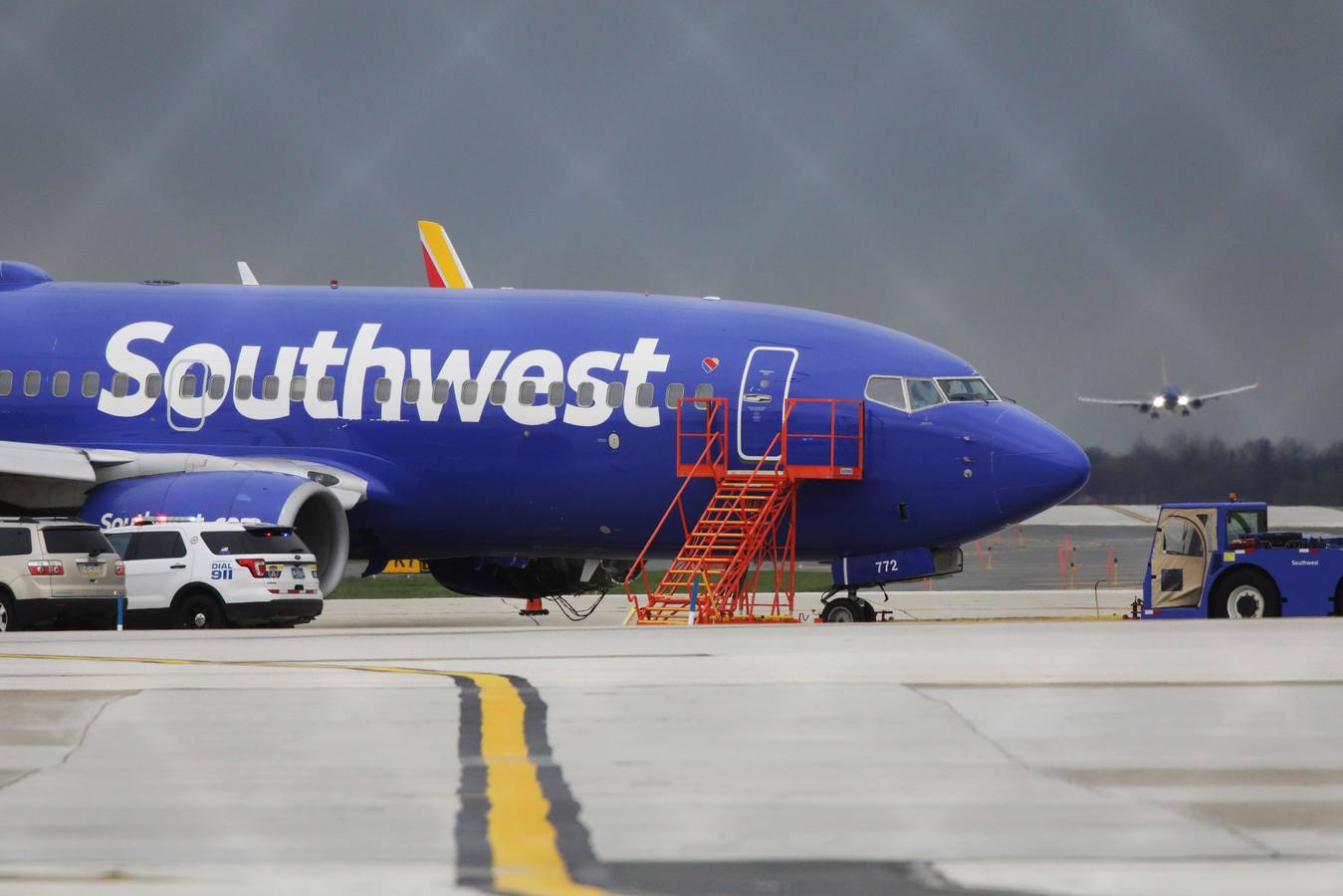 Una pasajera de 43 años murió este martes, 17 de abril, al explotar en pleno vuelo un motor del avión Boeing 737-700 de la compañía Southwest, que tuvo que hacer un aterrizaje de emergencia en Filadelfia mientras iba de Nueva York a Dallas. Los pasajeros evitaron que el cuerpo de la víctima fuera succionado por el hueco que dejó una ventanilla.