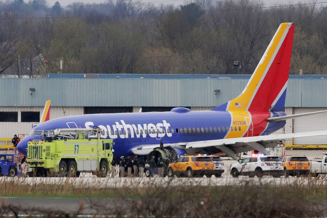 Una pasajera de 43 años murió este martes, 17 de abril, al explotar en pleno vuelo un motor del avión Boeing 737-700 de la compañía Southwest, que tuvo que hacer un aterrizaje de emergencia en Filadelfia mientras iba de Nueva York a Dallas. Los pasajeros evitaron que el cuerpo de la víctima fuera succionado por el hueco que dejó una ventanilla.