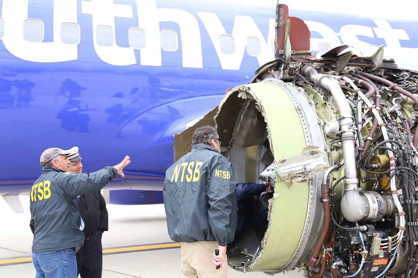 Una pasajera de 43 años murió este martes, 17 de abril, al explotar en pleno vuelo un motor del avión Boeing 737-700 de la compañía Southwest, que tuvo que hacer un aterrizaje de emergencia en Filadelfia mientras iba de Nueva York a Dallas. Los pasajeros evitaron que el cuerpo de la víctima fuera succionado por el hueco que dejó una ventanilla.