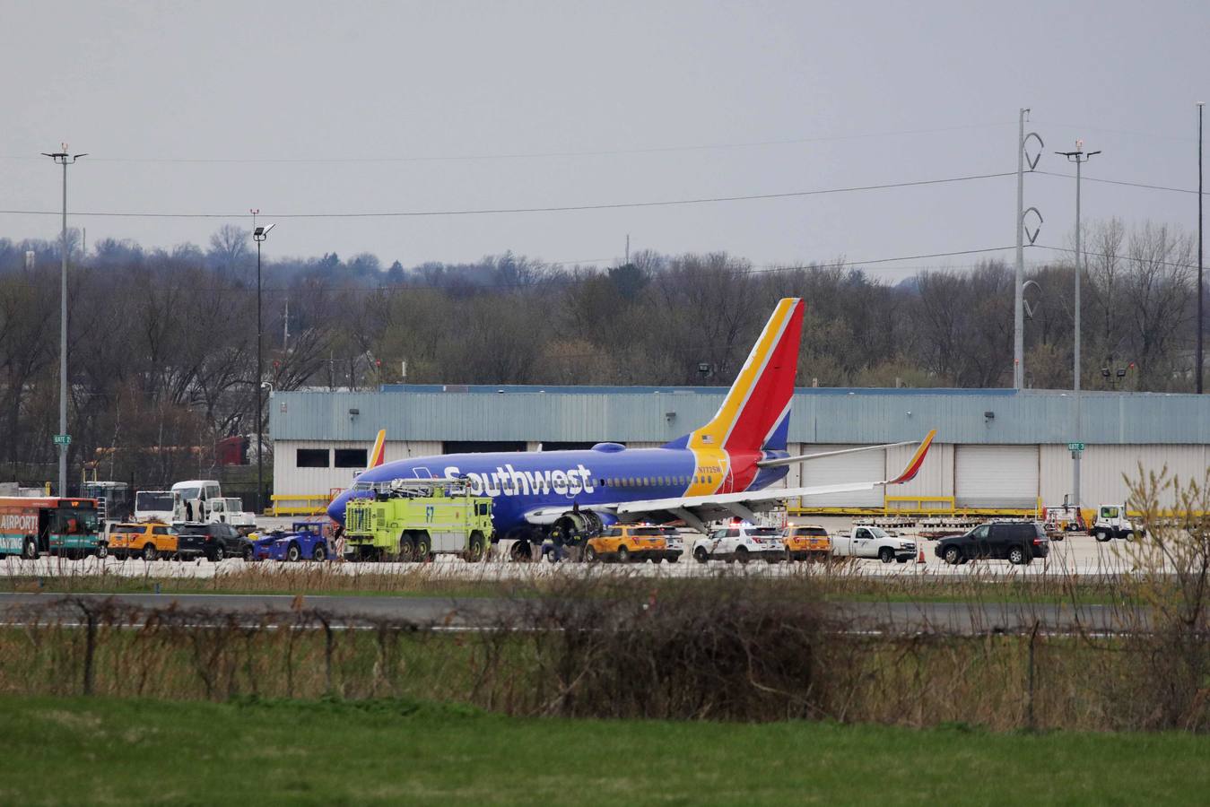 Una pasajera de 43 años murió este martes, 17 de abril, al explotar en pleno vuelo un motor del avión Boeing 737-700 de la compañía Southwest, que tuvo que hacer un aterrizaje de emergencia en Filadelfia mientras iba de Nueva York a Dallas. Los pasajeros evitaron que el cuerpo de la víctima fuera succionado por el hueco que dejó una ventanilla.