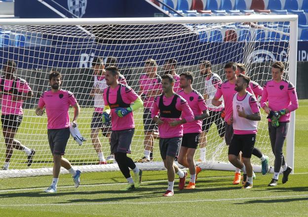 Los futbolistas del Levante calientan durante el entrenamiento de ayer en el Ciutat de València.
