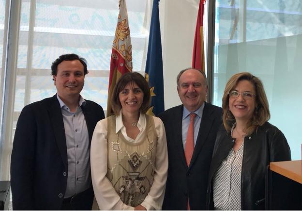 Empar Martínez (izq.), junto a los directivos de Fepeval. 