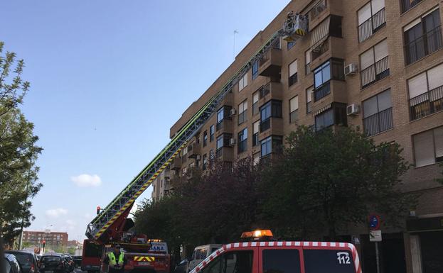 Los bomberos, durante el rescate, con la escalera hasta el quinto piso.