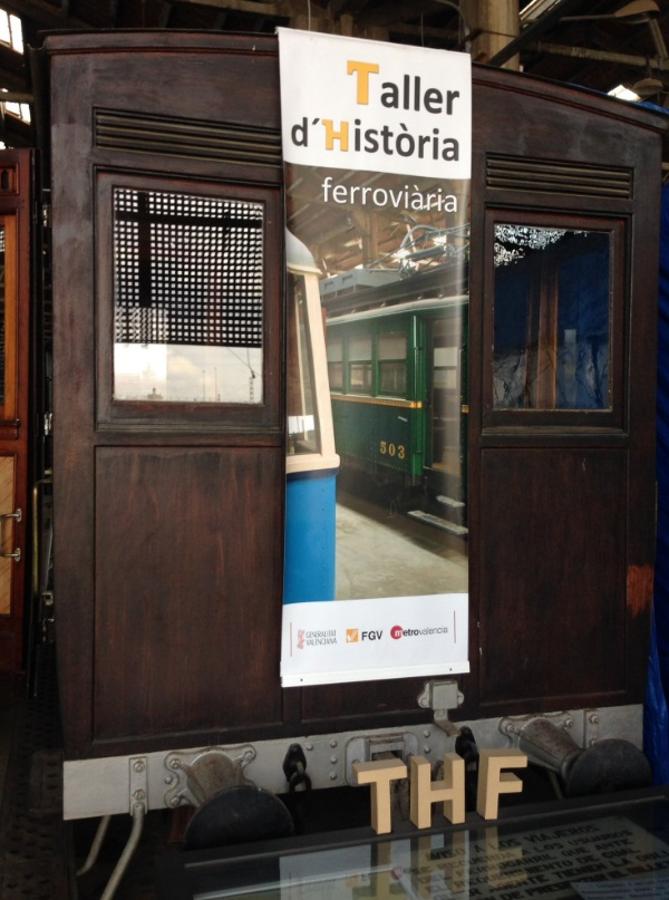 La primera parada de este recorrido lleva hasta este coche salón Break 28.260. Un vehículo que ha vivido más de 130 años y se conserva en perfecto estado, favorecido por la gran calidad de materiareles que se utilizaron en su construcción y su poca frecuencia de circulación. Este remolque, de uso privado, perteneció a los propierarios del tren Villena, Alcoy, Yecla y se enganchaba a los trenes en ocasiones puntuales, cuando viajaban los dueños. Concretamente este coche perteneció al material móvil que circuló por el Ferrocarril de Villena a Alcoy y Yecla y el de Jumilla a Cieza, popularmente conocido como "El Chicharra" e inaugurado a partir de 1884. El exterior de la caja conserva la misma tonalidad marrón con la que fue pintada durante la Guerra Civil.