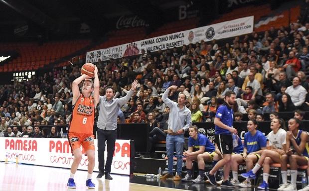 Partido de Valencia Basket femenino en la Fonteta.