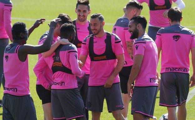 Jugadores del Levante durante el entrenamiento de hoy en el Ciudad de Valencia.