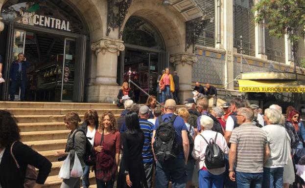 Turistas en la entrada del Mercado Central.