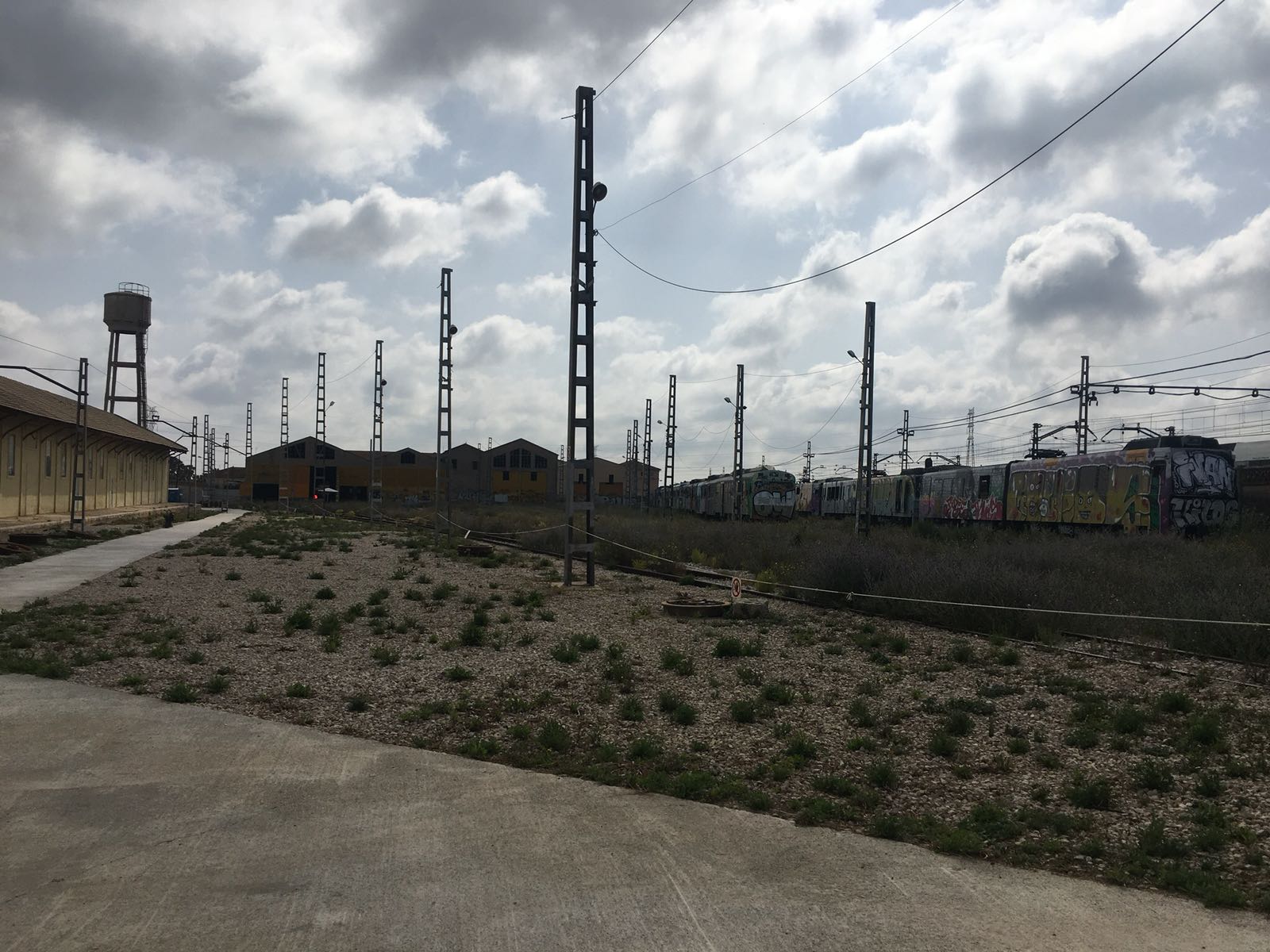 Bajamos unas escaleras, sacamos la tarjeta y mientras cruzamos el paso metálico, el ambiente cargado de una estación de metro se empieza a adueñar de nuestra respiración. Tras unos segundos, primero una ráfaga de viento y luego el sonido estridente que indica que ha llegado el momento. El trasporte público forma parte indispensable de la vida en las grandes ciudades. Y también forma parte de la historia de Valencia. El pasado y la memoria son indispensables. Y este es el punto de partida de las visitas guiadas en el Taller d'Història Ferroviària de Ferrocarrils de la Generalitat Valenciana. Aquí más de 70 trenes y tranvías, esperan encerrados, en los antiguos talleres, a emprender su último viaje.