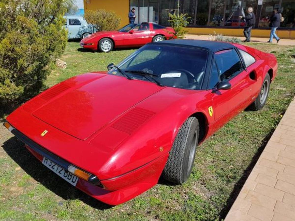 El club Horta Classics realizó el pasado fin de semana el V Encuentro de Amigos del Motor Clásico en el Aeródromo de Requena, en colaboración con Aeródromo de Requena y Club Aéreo Valencia, y la Fundación Aérea de la Comunidad Valenciana. Una colección de coches con un mínimo de 25 años de antigüedad, donde el Fiat Topolin de 1941 encabezó la lista. 