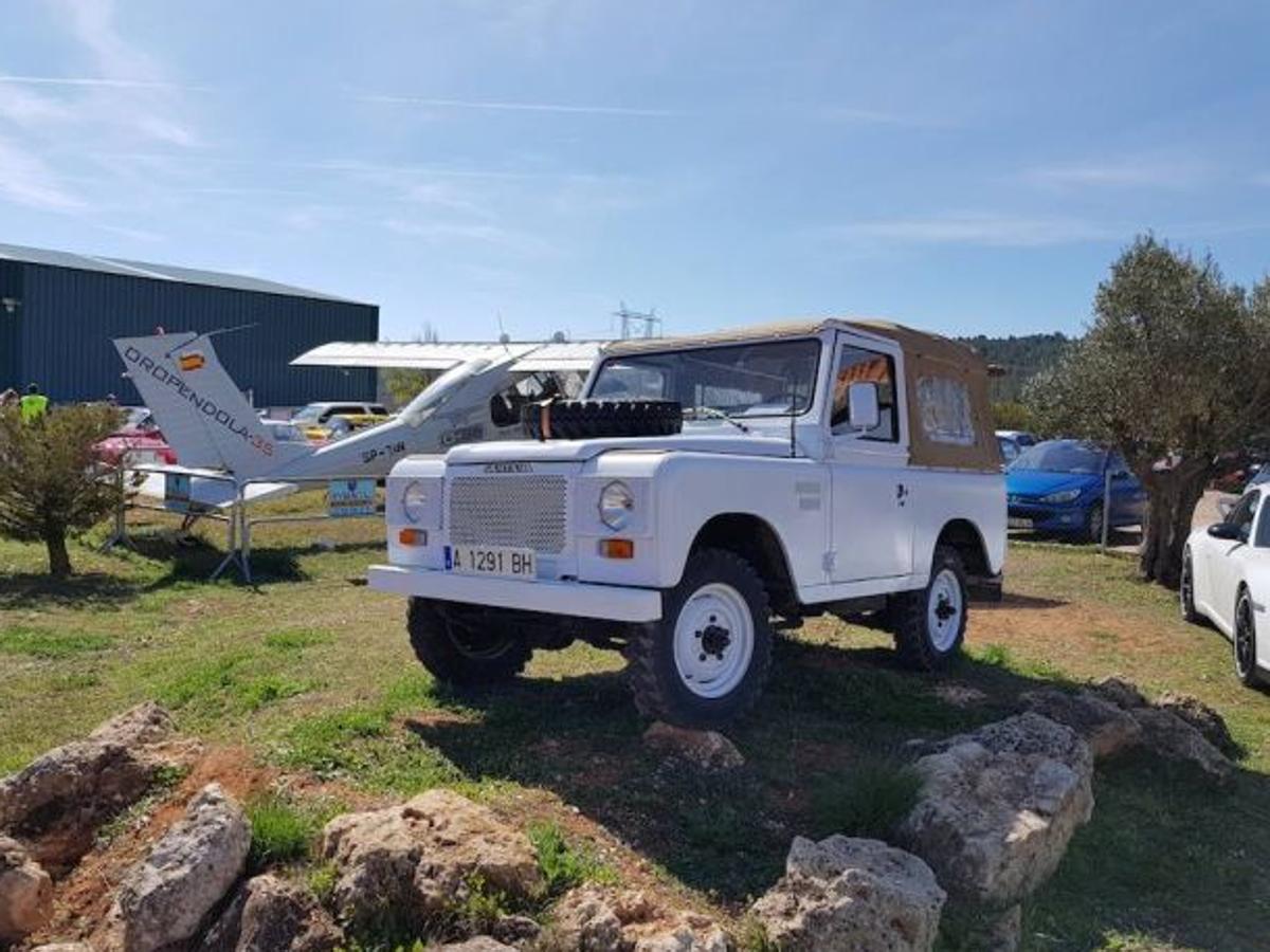 El club Horta Classics realizó el pasado fin de semana el V Encuentro de Amigos del Motor Clásico en el Aeródromo de Requena, en colaboración con Aeródromo de Requena y Club Aéreo Valencia, y la Fundación Aérea de la Comunidad Valenciana. Una colección de coches con un mínimo de 25 años de antigüedad, donde el Fiat Topolin de 1941 encabezó la lista. 